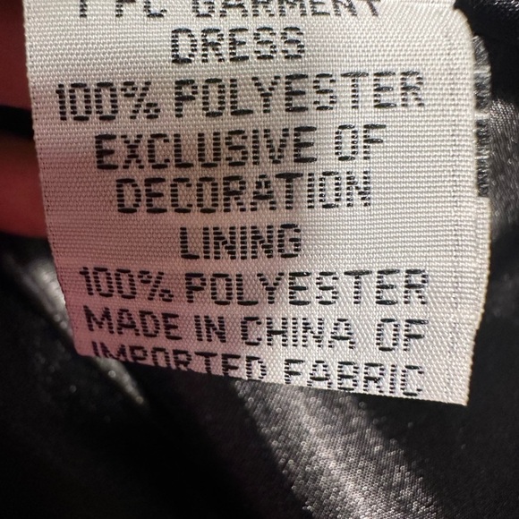 Elegant Black Sleeveless Dress - Picture 4 of 7